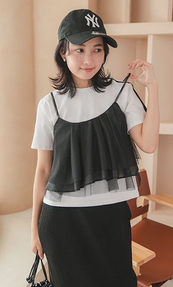 黒のチュールキャミソールに白の肩ラインTシャツと黒のタイトスカートを着た女性の画像