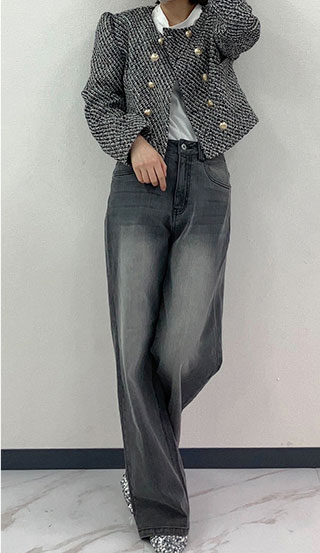ツイードのショート丈ジャケットにグレーのハイウエストデニムパンツを着た女性の画像