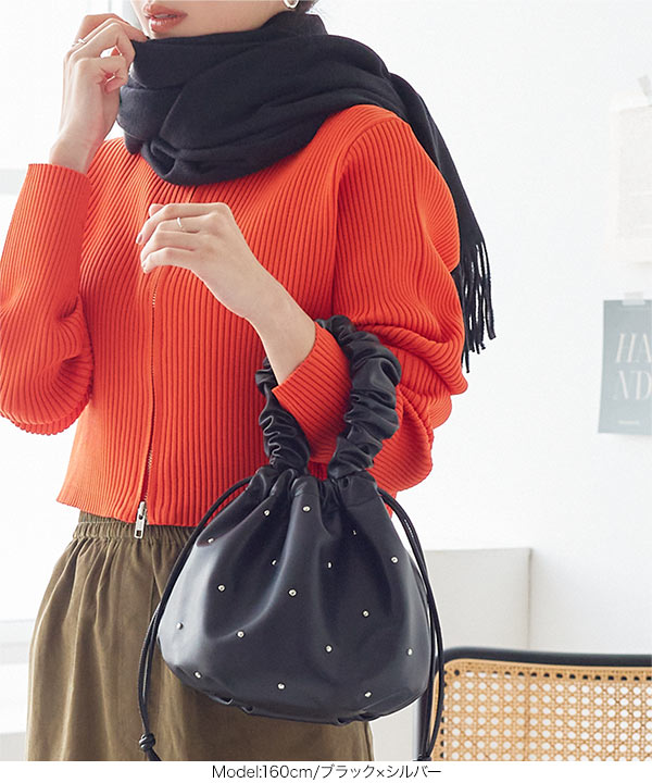 スタッズ付き黒サテン巾着バッグ スタッズ付き黒サテン巾着バッグ