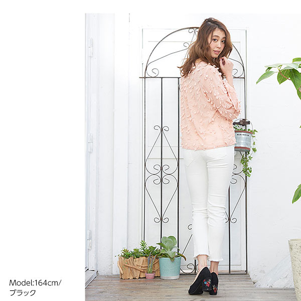 【✩】エレガントなチャンキー・ヒールで、表面には素敵な花柄があしらわれている。 花柄刺繍チャンキーヒールパンプス [I1294] - レディース