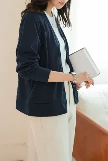 濃色カーデ×ホワイト系のパンツで落ち着きと知的さを感じさせる配色コーデ