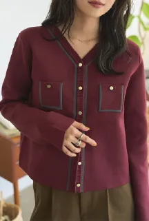 顔まわりを明るく見せるボルドー×全体を引き締めるブラウンパンツコーデ