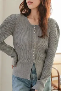 繊細なピコレースを襟にあしらったレトロ可愛いお出かけコーデ