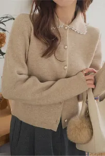 レイヤード風のデザインが程よい華やかさを添えてくれるオフィスコーデ