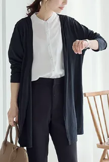 軽やかな生地感が黒カラーでシックにまとめても重くなりすぎず、オフィスで好印象なクラシカルコーデ