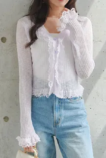 女性らしさとカジュアル感を絶妙にミックスしたお出かけスタイル