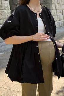 シックな黒が全体を引き締めつつ、やわらかなベージュが女性らしさと抜け感をプラス