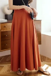印象を明るく見せるテラコッタスカート