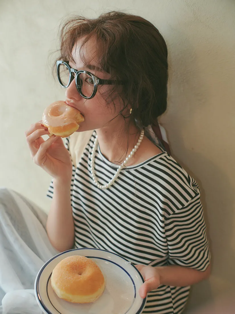 トレンドアイテムを着た女性