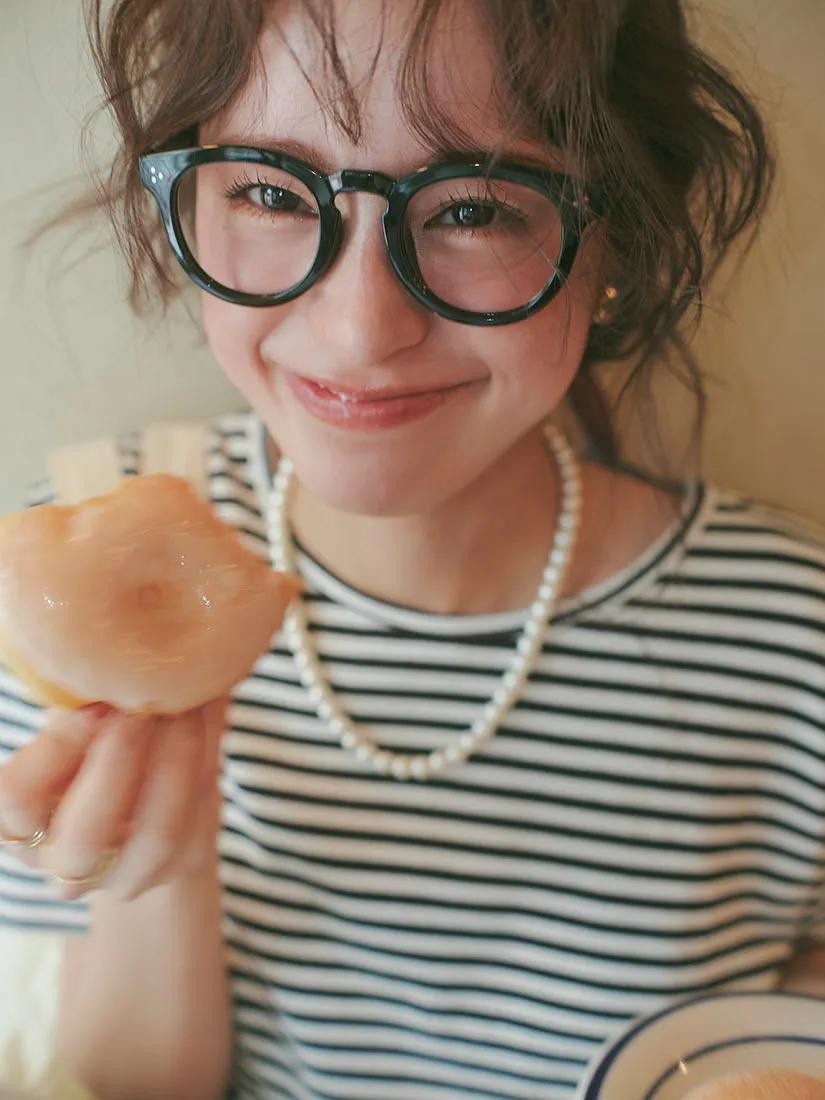 トレンドアイテムを着た女性
