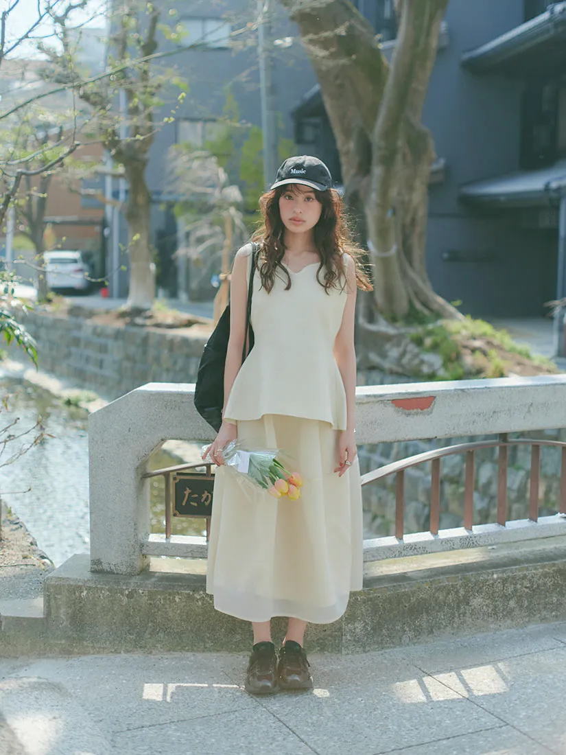 トレンドアイテムを着た女性