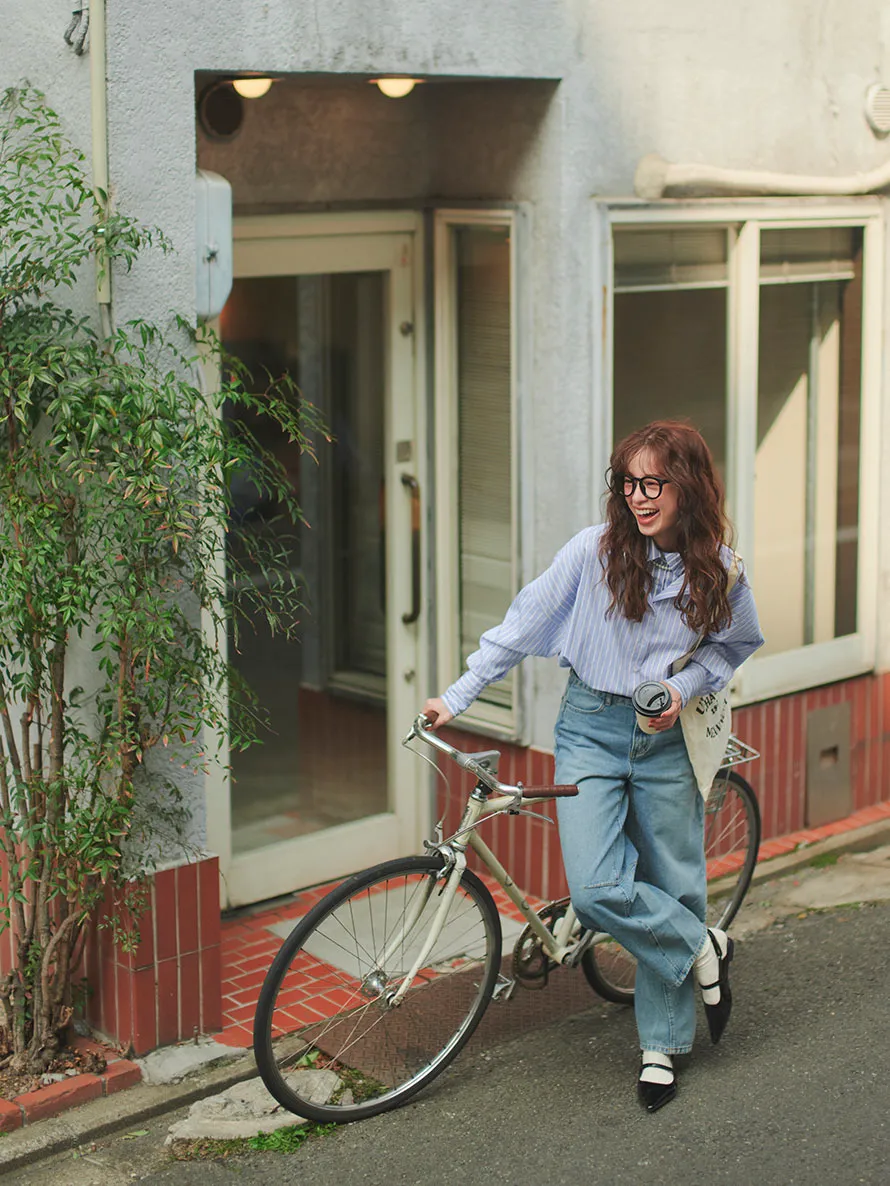 トレンドアイテムを着た女性