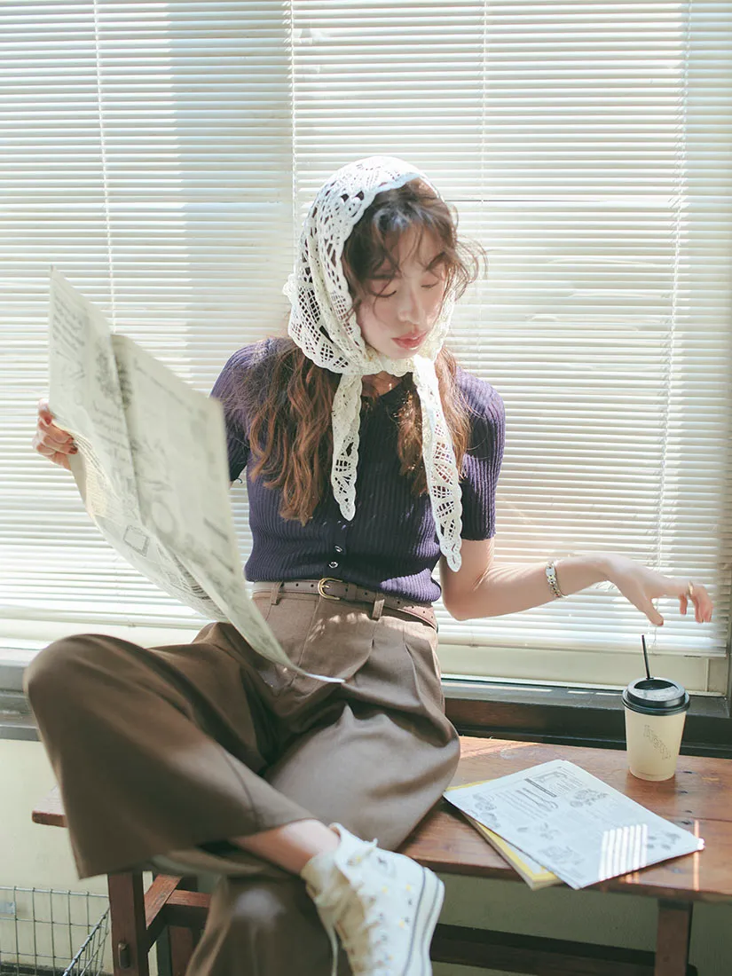 トレンドアイテムを着た女性