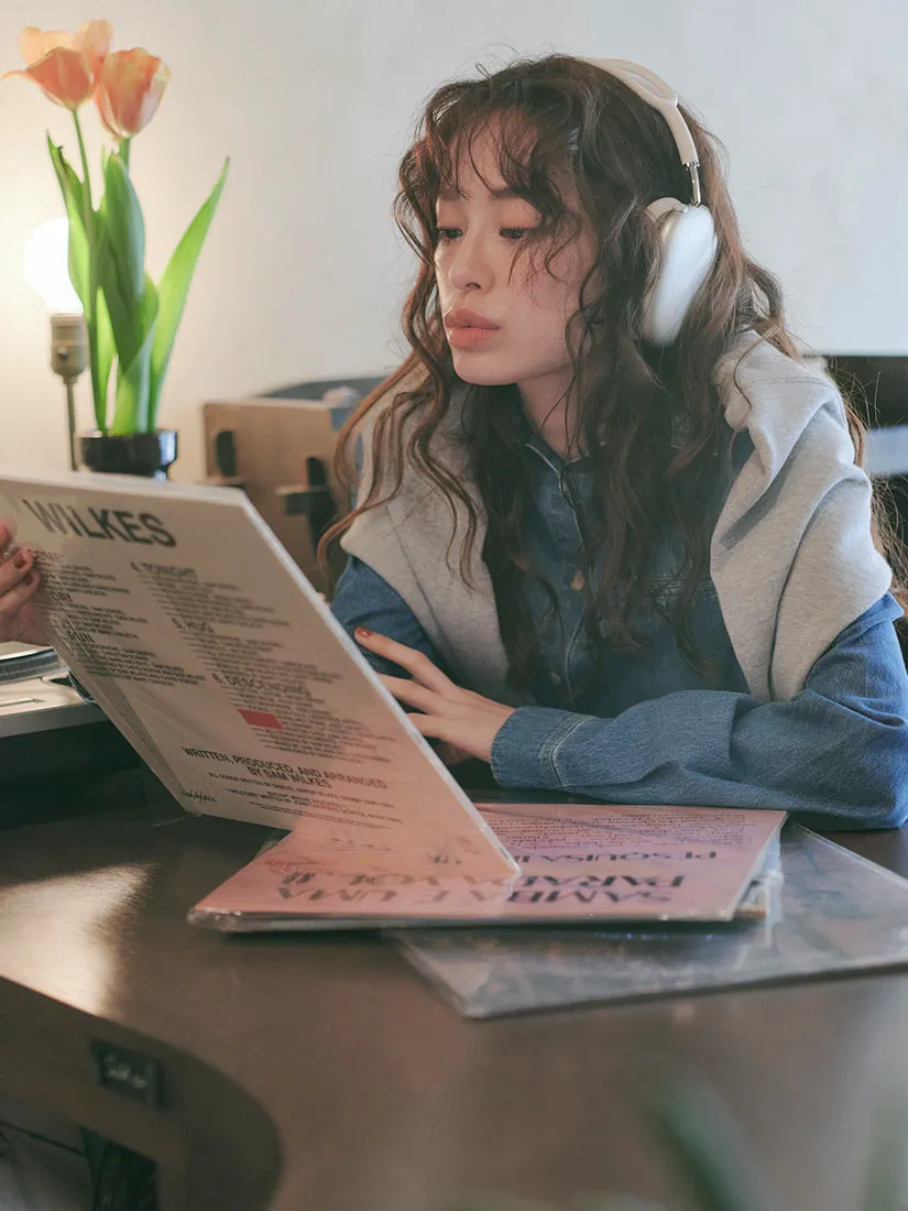 トレンドアイテムを着た女性