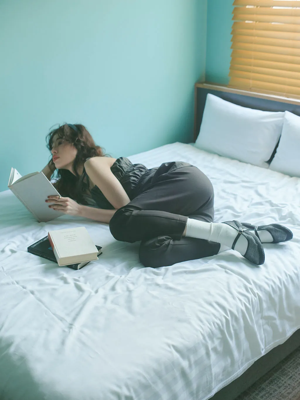 トレンドアイテムを着た女性
