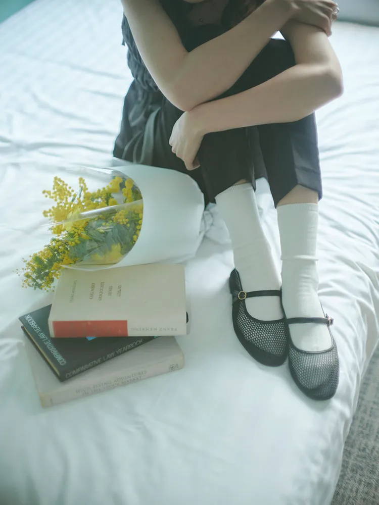 トレンドアイテムを着た女性