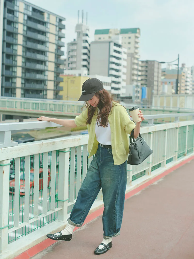 トレンドアイテムを着た女性
