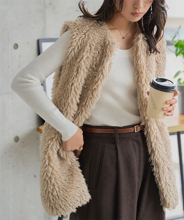 ベージュ Vネック ファー風ベスト SHENERY（シーナリー）の「Vネックファーベスト（ベスト）」 - WEAR